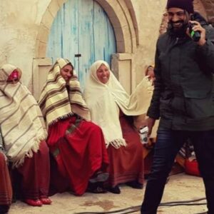 Bassem Hamraoui Instagram - ضحكة على الطاير مع النساوين😂
#زغرطو_ها_نساوين
#قلب_الذيب
#كواليس
@khalil_bechaabene