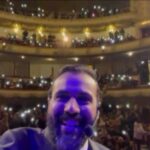 Bassem Hamraoui Instagram - شكرا جمهور المسرح البلدي تونس ❤️❤️❤️💥💥💥 فرحان برشا بتفاعلكم😍😍😍 برغم البرد و رغم المطر في الخارج لكن الجو ناااار داخل المسرح 🕴️🔥🔥🔥 #المايسترو Théâtre Municipal de Tunis