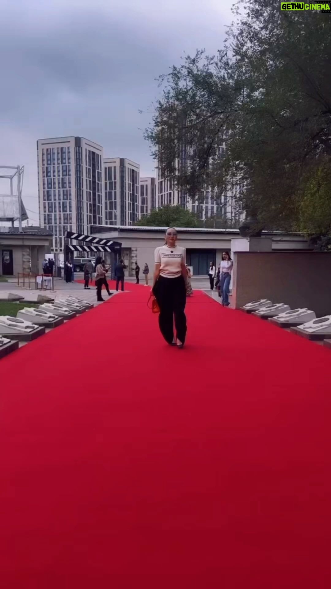 Bayan Alaguzova Instagram - Всех моих коллег, поздравляю с днем нашего кино! Вдохновения, интересных историй, и благодарного зрителя! 🙏❤️