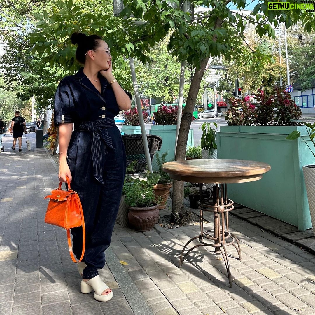 Bayan Alaguzova Instagram - Любить себя - это значит исполнять свои мечты! Женщина каждый миг творит свою реальность, свое пространство. В состоянии Богини она верит, что мир о ней позаботится, и её задача, просто озвучить свои мечты…