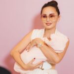 Bayan Alaguzova Instagram - Я безусловно не лучшая бабушка для своих внучек, потому как я вовсе и не «бабушка», кто вообще придумал это слово для любой из женщин?! К слову для своей старшей я - Баяша, мне так как-то комфортнее, не Аже и не Апа, долго думала, ну как экологичнее для меня?, в общем остановилась на Баяше 😀 Как вам такое?