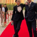 Bayan Alaguzova Instagram - Знаете что определяет личность человека? - власть и деньги. Давно известная истина! Я вот все думала, разве могут настолько менять человека эти две составляющие? Нет не могут, они всего лишь оголяют то, что всегда было… хотите узнать человека, дайте ему либо то, либо другое. ( на фото я с талантливым блогером @dake_zzz я с ним в сериале играла)