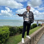 Bayan Alaguzova Instagram - Биарриц - одно из самых любимых мест моего супруга, не знаю по какой причине, но каждый раз его тянет к берегам Атлантики, столицу сёрфинга и родоначальника французского гольфа. Температура в среднем от 20 градусов, вода 22-23, не самая комфортная температура, но если чуть солнышко, берег переполнен людьми. Здесь дорого, очень буржуазно и помпезно, даже собаки имеют особый блестящий отлив шерсти. Здесь часто бывал Наполеон третий, а первый отель открылся лет 150 назад. Французы чтят свою культуру, свой язык, и свой уклад жизни. И ты здесь просто гость, со своим уставом в этот монастырь не зайти. Улыбайся, извиняйся, благодари, уважай и принимай - ты просто турист… Hôtel du Palais