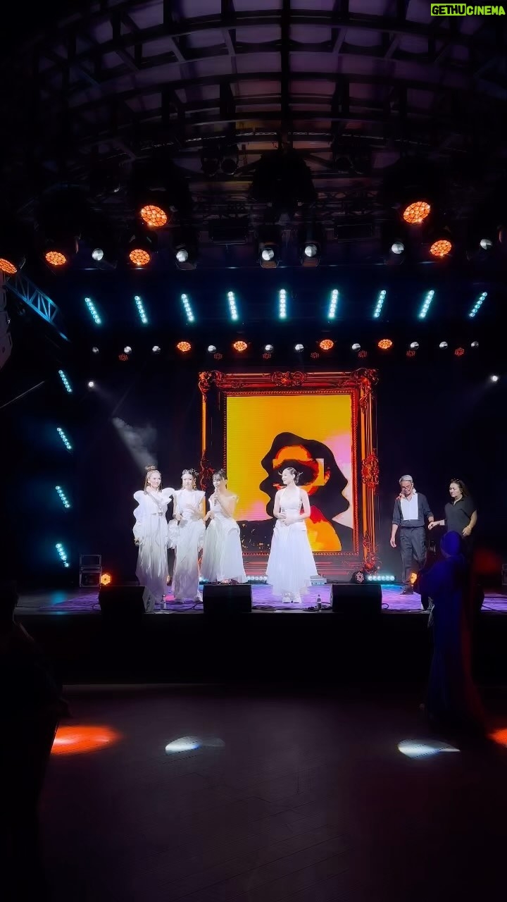 Bayan Alaguzova Instagram - Сегодня было круто! Смотрите наш новый клип, ссылка в био ☝️ @keshyou_official @_bellezzo_ 🔥