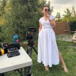 Bayan Alaguzova Instagram - Сегодня будет пост о «звездной болезни» я ею переболела в 18 лет, тогда крышу сорвало напрочь, была уверенна что мир крутиться только вокруг меня, сейчас вспоминать не грустно, а очень смешно, я была совсем ребенком, мне на голову упала такая сумасшедшая слава, что сегодняшним артистам и не снилась, это когда в стране снимают три фильма в год, и если повезет их кто-нибудь увидит. Но это не моя история, фильм «СТАНЦИЯ ЛЮБВИ» стал культовым в одно мгновенье, она проснулась знаменитой на утро - это про меня. Однажды у меня образовался огромный синяк на пальце, я раздавала автограф пять часов, да да так и было, а очередь ждала меня. Так вот я это к чему пишу, за 20 лет моей продюсерской деятельности я вырастила многих, и если вам не лень вспомните их всех в комментариях, мне будет очень приятно. Так вот почти все они проходят один и тот же сценарий: ожидание чуда, чудо случилось, звездная болезнь, принятие, отрицание, привычка, забвение, ненависть, любовь, признание, деньги, в общем у каждого своя история. В итоге - это лишь твоя профессия, хлеб, возможно смысл жизни, хобби. Чаще всего звездная болезнь имеет очень продолжительный эффект, но как показала моя жизненная практика, обстоятельства все равно приземлят, иногда очень больно, поэтому мой совет всем начинающим артистам, не звездите, не в начале, не на пике, все временно, все. И чем выше ты поднимаешься, тем больнее придется падать. Баланс, равновесие, а главное всегда оставаться человеком, желательно хорошим человеком!