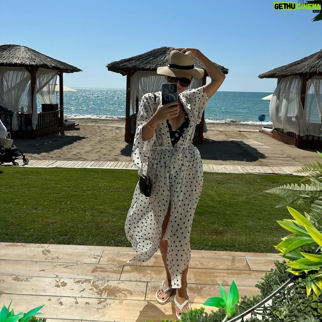 Bayan Alaguzova Instagram - Море! Женщина и горошек 🫛 Rixos Premium Belek