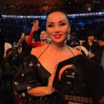 Bayan Alaguzova Instagram - Первая казахстанская премию инфлюэнсеров, блогеров и медийных личностей «freedom star KZ”!Украшу свою коллекцию еще одной статуэткой “QUEEN” 👑 Благодарю за ваше признание! Стараюсь нести это высокое звание с честью!