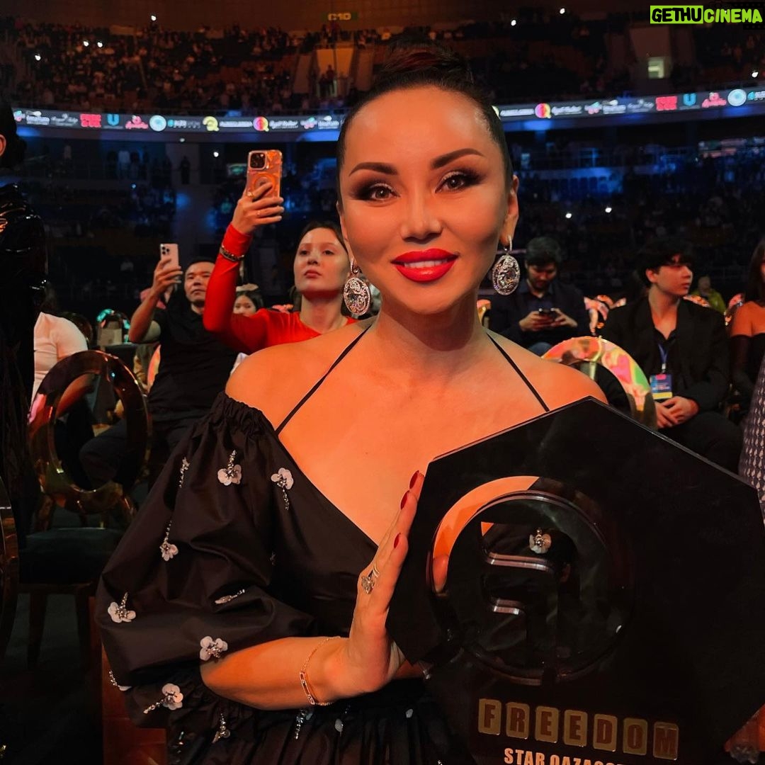 Bayan Alaguzova Instagram - Первая казахстанская премию инфлюэнсеров, блогеров и медийных личностей «freedom star KZ”!Украшу свою коллекцию еще одной статуэткой “QUEEN” 👑 Благодарю за ваше признание! Стараюсь нести это высокое звание с честью!