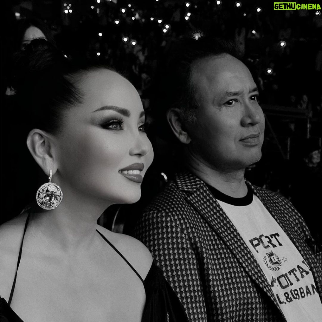 Bayan Alaguzova Instagram - Первая казахстанская премию инфлюэнсеров, блогеров и медийных личностей «freedom star KZ”!Украшу свою коллекцию еще одной статуэткой “QUEEN” 👑 Благодарю за ваше признание! Стараюсь нести это высокое звание с честью!