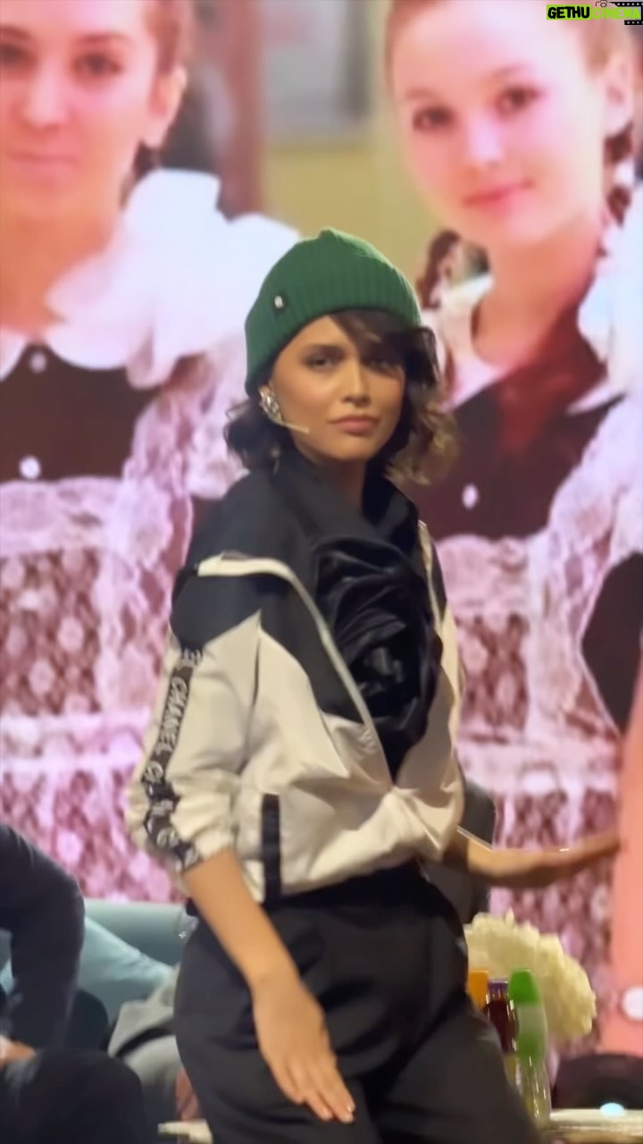 Bayan Alaguzova Instagram - Эпоха 90-х очень сильно вдохновляет именно киношников 🎥 Сначала в 2000 году «Бандитский Петербург», затем в 2002 «Бригада», через год «Бумер», в 2007 наш «Рэкетир», спустя 21 год «Слово пацана» и снова наш казахстанский фильм- «Сакура. Иц май лайф». Почему Сакура, спросила я сегодня @bayanmaxatkyzy Баян ответила, у нас в театральном учился такой парень😎 немного художник, немного бандит. Главная героиня @diana.tashii в 90-х даже не родилась 😃, но танцевать под Седую ночь научилась. У нее в кино будет любовь с Сакурой @aidar__askarbek и даже больше… 🤫 А мерзавца, негодяя и отморозка играет @sherhanpirnazar Выпуск уже на youtube-канале «The DS’ Show”. За самый интересный комментарий на youtube пригласим на шоу с @ververa ❤️ Ссылка в сториз✅ #сакура #90е #лихие90е Astana, Kazakhstan