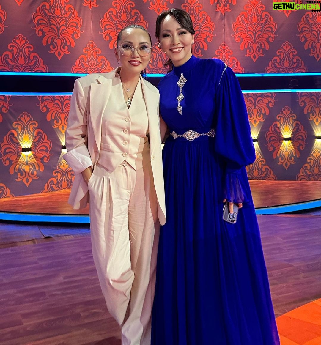 Bayan Alaguzova Instagram - Ну вот и 20 лет прошло, как мы с @aigul_imanbayeva вместе! Сегодня в программе «Дастархан» говорили о творчестве Айгуль. А я хочу сказать спасибо за доверие, дружбу и любовь 🥰