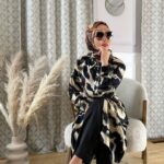 Bayan Alaguzova Instagram - Признаюсь, в такой одежде во время съемок фильма, чувствовала себя мягко говоря, не удобно. Болела голова, уши, хотелось как-будто освободиться, и дышать всем телом, мне все-же комфортнее свободный стиль, и юбка покороче. Сегодня в соц,сетях активизировались покрытые девушки, мол наши права ущемляют и тд и тп. а я бы отметила, что с популяризацией ислама и соответствующей формой одежды стали притеснять права и свободы светских девушек, теперь короткая юбка - символ распущенности, причем многие действительно так и думают. Я просто предлагаю заключить перемирие и жить в терпимости друг к другу, уважать выбор каждого. Я против любой формы запрета. Хотите покрыться? - покрывайтесь, но и нам не указывайте как правильно… а тех кому комфортно в шортиках, не тычьте пальцем на платки, не раздражайтесь, будьте терпимы. Между нами образовалась огромная пропасть, за тех кто за и против. В итоге мы все живем в Казахстане, под общим небом и флагом. У медали две стороны, и никто не знает что действительно правильно, а что нет, мы всего лишь люди… и хотелось бы напомнить о том, что мы живем по конституции, то есть в светской стране, где соблюдаются прежде всего гражданские права, а не религиозные нормы, но и не означает удаление религии из общественной жизни. Это как раз и говорит о том, что светскость и религия всегда будут идти рука об руку. Я призываю наше общество к взаимоуважению и терпимости 🙏