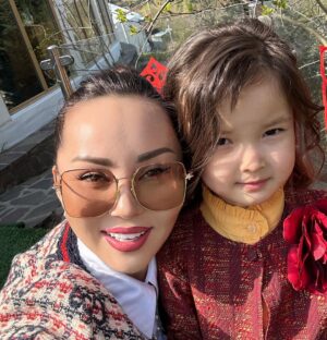 Bayan Alaguzova Instagram - Сегодня меня осчастливила звезда инстаграмма, согласившись сфотографироваться со мной @ayala_kydyrali  маленькая прелесть 🥰