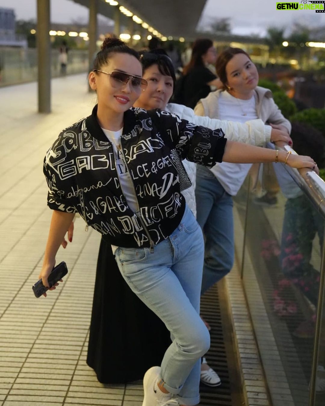Bayan Alaguzova Instagram - В гостях было очень хорошо, но дома лучше! Hong Kong