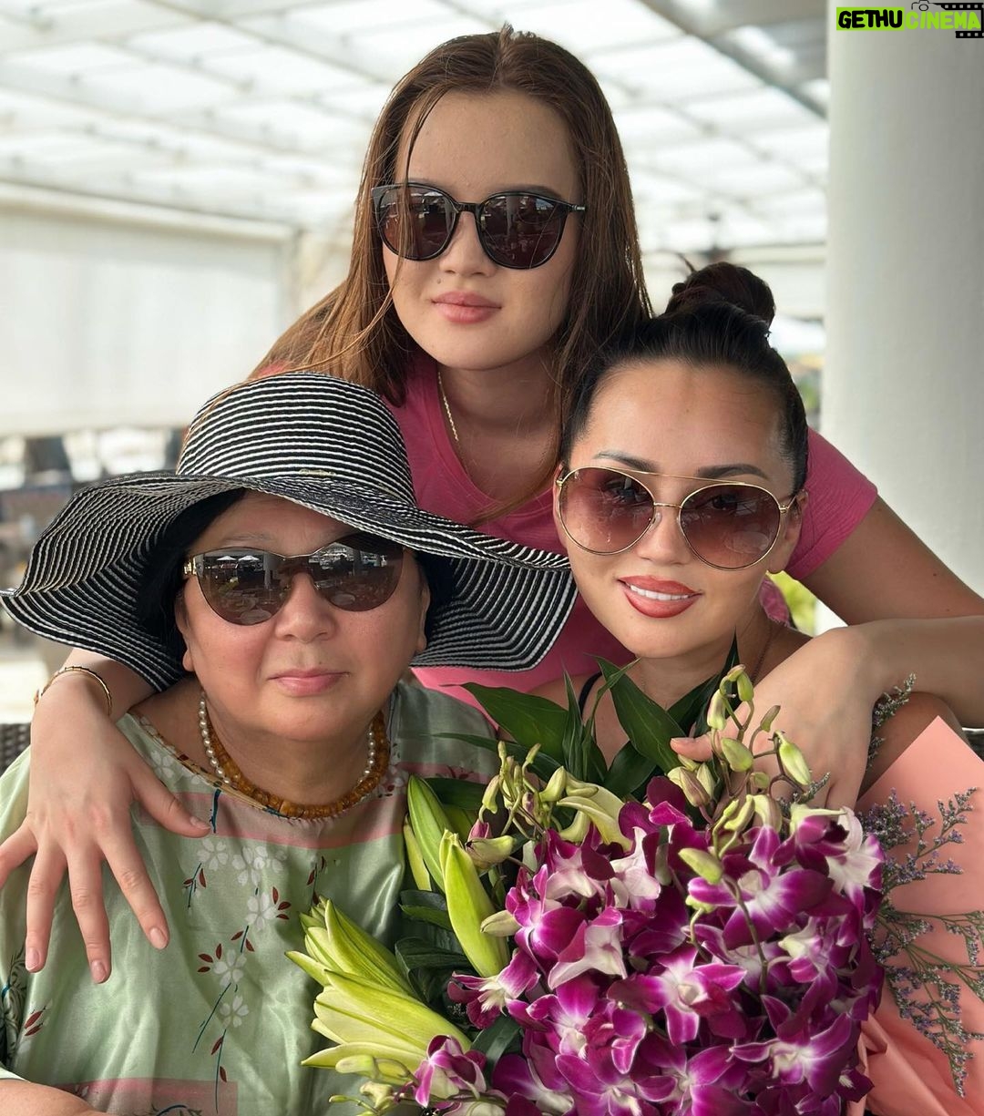 Bayan Alaguzova Instagram - Всех девочек мира с нашим праздником! Будьте счастливы! ❤️ Le MERIDIEN Phuket Beach Resort