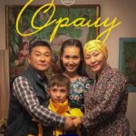 Bayan Alaguzova Instagram - Это тоже наша работа! Обожаю каждую историю, могу вспомнить каждый день проведеный на съёмочной площадке. Это так круто любить то, что делаешь! Надеюсь у вас есть любимые фильмы, любимые актёры?! 🥰