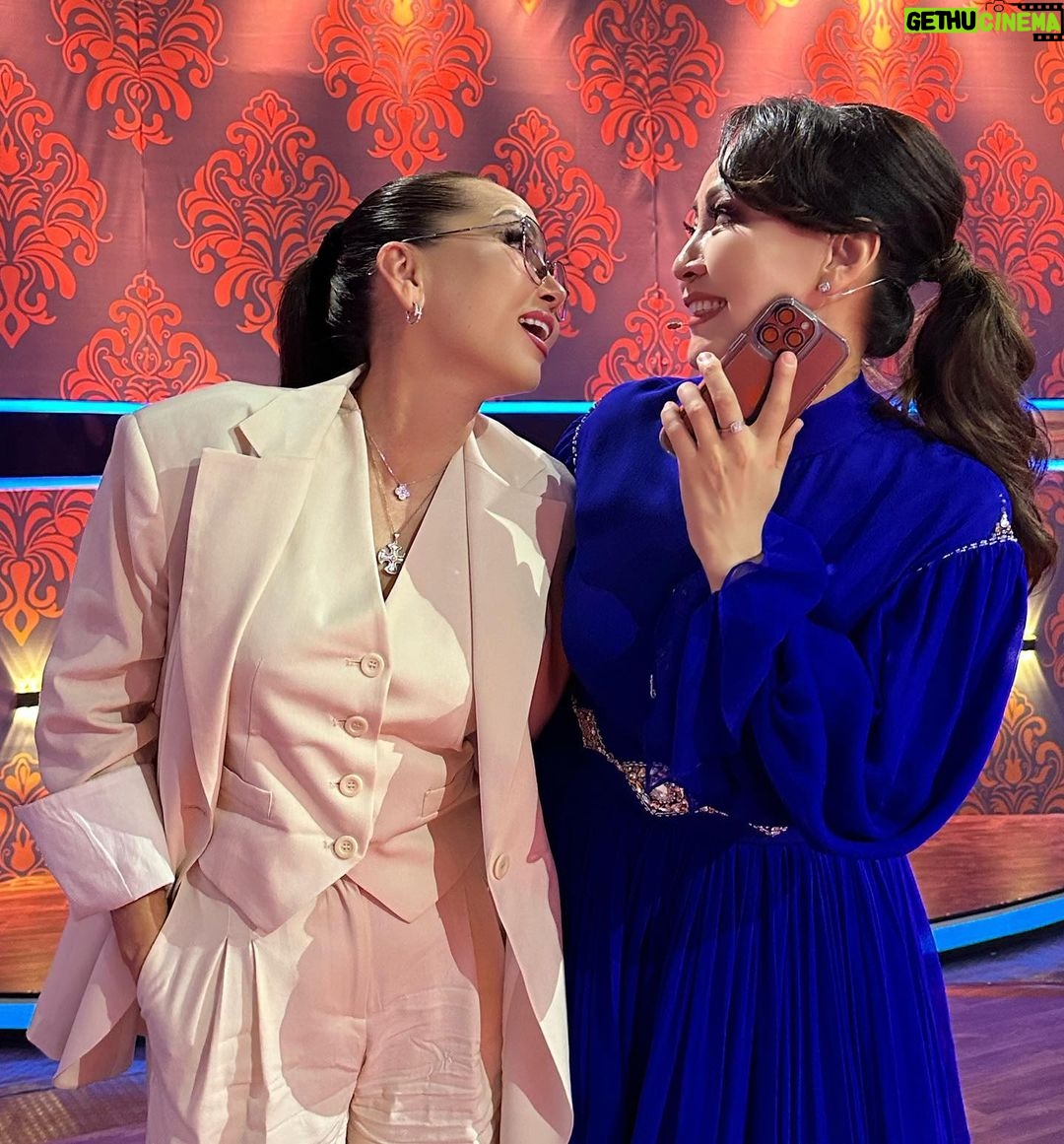 Bayan Alaguzova Instagram - Ну вот и 20 лет прошло, как мы с @aigul_imanbayeva вместе! Сегодня в программе «Дастархан» говорили о творчестве Айгуль. А я хочу сказать спасибо за доверие, дружбу и любовь 🥰