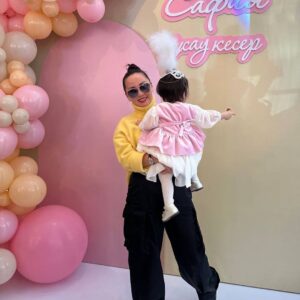 Bayan Alaguzova Instagram - Семья - ❤️ самая важная ценность в моей жизни, и в жизни каждого. Я люблю всех и всеми любима, это такое счастье! С днем семьи! 🥰