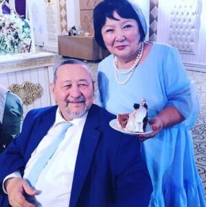 Bayan Alaguzova Instagram - Семья - ❤️ самая важная ценность в моей жизни, и в жизни каждого. Я люблю всех и всеми любима, это такое счастье! С днем семьи! 🥰