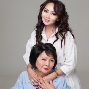 Bayan Alaguzova Instagram - Семья - ❤️ самая важная ценность в моей жизни, и в жизни каждого. Я люблю всех и всеми любима, это такое счастье! С днем семьи! 🥰