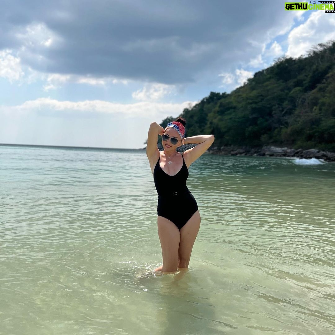 Bayan Alaguzova Instagram - Моя мама всегда говорит: «А что не показывать, если есть что показывать» (Гульжамал Айдаровна) 🙌 Thailand