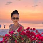 Bayan Alaguzova Instagram - Самый любимый праздник для меня - это восьмое марта. Так всегда было и есть, я не жду сюрпризов на НГ и даже на ДР, восьмое для меня что-то особенное. Вот и сегодня очень особенный день: красивый закат, вкусный ужин, живые орхидеи, шум морской волны, и саксофон. Благодарю своего замечательного супруга за этот волшебный день ❤️ Phuket, Thailand