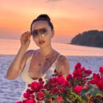 Bayan Alaguzova Instagram - Самый любимый праздник для меня - это восьмое марта. Так всегда было и есть, я не жду сюрпризов на НГ и даже на ДР, восьмое для меня что-то особенное. Вот и сегодня очень особенный день: красивый закат, вкусный ужин, живые орхидеи, шум морской волны, и саксофон. Благодарю своего замечательного супруга за этот волшебный день ❤️ Phuket, Thailand