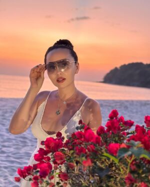 Bayan Alaguzova Instagram - Самый любимый праздник для меня - это восьмое марта. Так всегда было и есть, я не жду сюрпризов на НГ и даже на ДР, восьмое для меня что-то особенное. Вот и сегодня очень особенный день: красивый закат, вкусный ужин, живые орхидеи, шум морской волны, и саксофон. Благодарю своего замечательного супруга за этот волшебный день ❤️