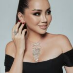 Bayan Alaguzova Instagram - Невозможно оторвать взгляд от красоты и роскоши казахских национальных украшений! Я ношу их с удовольствием и гордостью! @merhat.limited ❤️