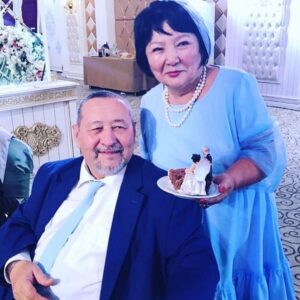 Bayan Alaguzova Instagram - Папа Папочка, я сейчас лечу, чтобы проводить тебя в последний путь и у меня есть семь часов в пути, чтобы написать тебе эти строки… я буду скучать по твоей доброй улыбке, я буду скучать по твоему красивому бархатному тембру голоса, я буду скучать в ожидании тебя за столом, ведь мы никогда не прикасались к еде, пока ты не начнешь. Я буду скучать по нашим длинным разговорам за столом,  мы часто спорили на самые разные темы, я буду скучать по громкому звуку телевизора, я буду скучать по тебе Папа. Я буду заходить к тебе в кабинет, где ты оставил тысячи книг с твоими заметками,  и сидеть на твоем старом потертом кресле. Я перечитаю твою книгу до дыр, чтобы еще раз понять, какой глубины и ума ты человек, и какое научное наследие ты оставил этому миру и своему народу. Я всю жизнь гордилась тобой, и всегда боялась разочаровать тебя, обидеть тебя, и никогда не смела сказать тебе нет, не смела осуждать тебя, не смела даже думать о тебе плохо. Потому, что ты самый светлый, самый умный, самый интеллигентный и благородный человек на свете.  Старалась быть достойной тебя дочерью, не знаю получилось ли? Я старалась. Ты научил меня верить в себя, а знаешь почему? Помнишь, давно мне было 18, я попросила тебя помочь мне, ведь ты знаком со всеми народными артистами, композиторами, поэтами, режиссёрами, ты ответил мне одной фразой «Если ты талантлива? - пробьешься сама, если бездарна - я не хочу стыдиться своей дочери», вот так ты дал мне точку опоры, не ждать чуда, и идти вперед. Люблю тебя, глубоко уважаю, и очень горда быть твоей дочерью. Благодарю Папа, за всё, благодарю! О лучшем отце я и не мечтала! ❤️