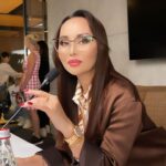 Bayan Alaguzova Instagram - Я люблю сниматься в кино, и создавать кино. В данный момент нахожусь в Индии, на одном из самых крупных и уважаемых кинофестивалей класса А, вот уже 52 года ГОА в это время становится центром киноиндустрии, мы прилетели на закрытие фестиваля, и показ нашего триумфального фильма «БАКЫТ» прошёл 22 ноября. Странную историю сегодня рассказал мне Режиссер нашей картины @askar567cl после просмотра фильма, люди подошли к нему, чтобы поклониться и поцеловать ноги ( это такая индийская традиция признания и поклонения) Благодарили за фильм, плакали, сопереживали за всех женщин на планете, и назвали нашу картину главным открытием и потрясением кинофестиваля, я сто раз пожалела что не прилетела раньше, и не стала свидетелем всего этого. Наша картина «БАКЫТ» завоевала уже семь международных наград, и я очень горжусь, что действительно родилась не зря, и все что было до, это большая репетиция, перед мировым шествием нашего творчества. Мы с @askar567cl уже заканчиваем работу над нашей очередной лентой о голодоморе, и я уже предвкушаю наши предстоящие поездки, знакомства, расширение горизонтов, ведь кино - это целый мир, это то что делает этот мир прекраснее и добрее. Казахстанская премьера «БАКЫТ» состоится в феврале 2023 года. Наш фильм не комедия, не развлечение, ни поп-корн. К нему надо быть готовым…. Самое сложное, это принять правду! Goa City, India
