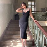 Bayan Alaguzova Instagram - Это лето выдалось на редкость плодотворным, мои съёмки казались бесконечными, две главные роли в полном метре и 16ти сериях, два сериала снятые нашей компанией, и очень серьёзная полнометражная картина о Голодоморе. В общем отлично поработала, а сейчас полноценный отпуск с семьей. Октябрь пожалуй самый ласковый месяц в Турции, 27 градусов, прохладные вечера и очень теплое море. Я так устала, что практически неподвижно лежу на пляже, снимать сторис тоже лень, просто лень, пью турецкий айран, и наслаждаюсь общением с родителями. Фотографироваться лень, поэтому фото с недавних съёмок(мусорный бак весьма эклектичен 😁) Rixos Premium Belek