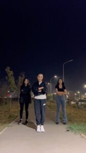Bayan Alaguzova Instagram - Пока ждёшь своей сцены, надо убивать время с пользой, так что я теперь тик-токер. На бек-вокале мои ассистенты на площадке, им по 18 🙈