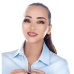 Bayan Alaguzova Instagram - Мне часто пишут, да и говорят «вы так изменились» да - это так! И поверьте мне самой далеко не радостно, что я так изменилась. Изменилась внешне, изменилась быть может и внутренне. Внешний фактор всегда имел для меня особое значение, моя профессия, мой хлеб, моя внешность, мое лицо. Но жизнь штука непредсказуемая, говорят «никогда не говори никогда», я говорила «никогда не изменю свою внешность» меня слишком все устраивало. За шесть лет мне пришлось сделать восемь операций; мне нужно было спасать себя, спасать свою душу, спасать своё истерзанное и изуродованное лицо. Я сделала все возможное, и очень хочу остановиться, но глаз как болел так и болит, слезится, реагирует просто на все - я не могу читать более десяти минут, я не могу фотографироваться и долго стоять под софитами, я не могу смотреть на яркий свет - очки стали продолжением моего лица. И я хочу сказать людям, которые хотят ранить и так истерзанное «Да, я изменилась, да мне пришлось, да я раньше была другая, совсем другая» мне не нужно жалости и сострадания - это мой путь, это мой выбор, и это моя жизнь! Благодарю за фото замечательного фотографа Андрея Никольского @anikolskiy