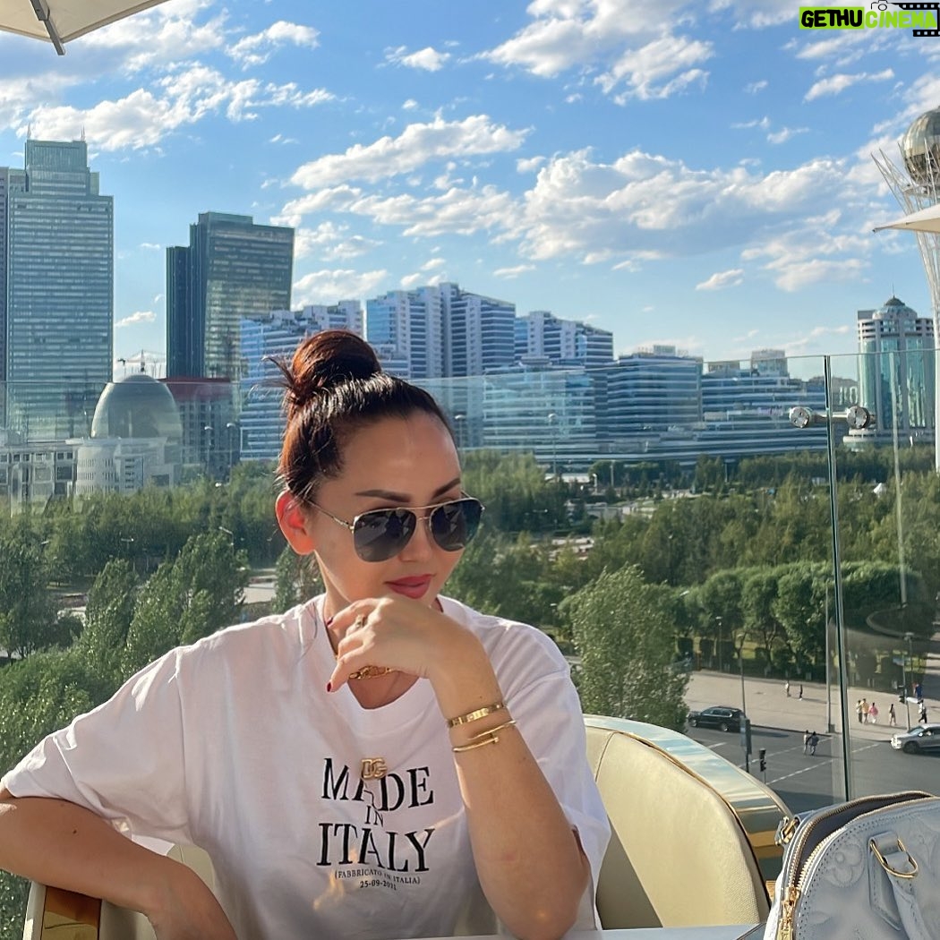 Bayan Alaguzova Instagram - В Астане другое небо.
