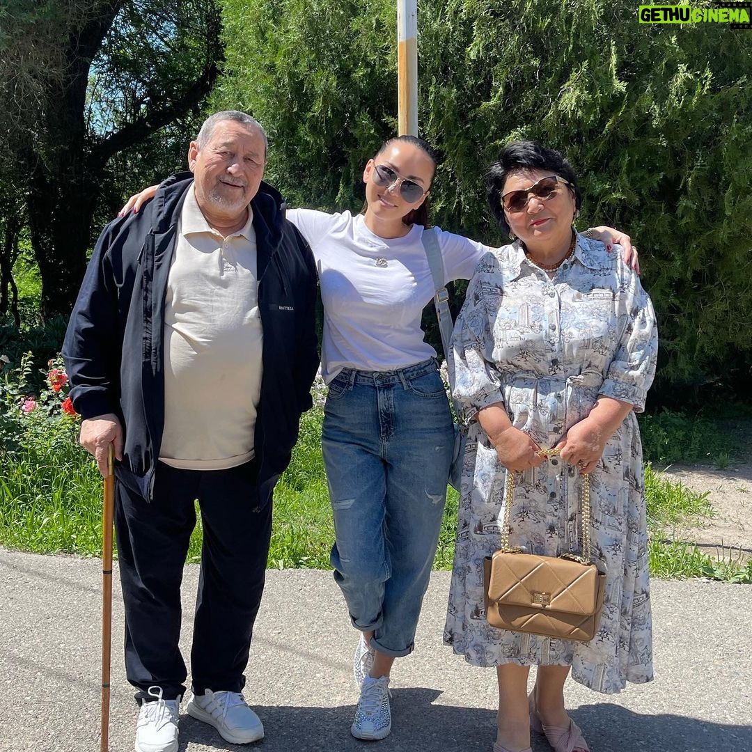 Bayan Alaguzova Instagram - Сегодня я и мои родители были едины, голосовали за Новый Казахстан ❤️