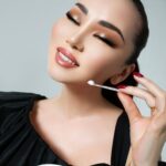 Bayan Alaguzova Instagram - 17 лет назад, во время командировки во Францию, я случайно познакомилась с мужчиной преклонных лет, прямо в знаменитом казино в Монако, он предложил мне контракт с известным французским брендом духов, я была ошеломлена, как так просто? Да, вы просто созданы для рекламы ответил мне он, ваши руки, походка, овал, глаза, вам вообще не придётся больше работать, просто позвоните, и отдал мне свою визитку. Я прилетела домой, и обнаружила, что визитку эту заветную я потеряла….. теперь вот лежу и думаю, а как сложилась бы моя жизнь, если бы я тогда взяла и улетела за большими деньгами и контрактом? Увидела это фото, и вспомнила этот эпизод.