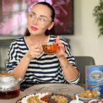 Bayan Alaguzova Instagram - Открыла для себя премиальный сорт чая "QAZAQ ELI". Он выращен на чайных плантациях Кении, доставлен и упакован на фабрике компании @kazakh_national_brands. Дизайн пачки сразу приковывает внимание: благородный темно-синий цвет, золотистые орнаменты и петроглифы, а вокруг основного логотипа расположены названия всех казахских родов – РУ. При заваривании чай дает крепкий терпкий вкус, насыщенный аромат и цвет темного янтаря. Кстати, "черный" цвет, к которому привык наш народ, к высокому качеству никакого отношения не имеет. Настоящий чай должен быть янтарным! Компания @kazakh_national_brands производит листовой, гранулированный и пакетированные чаи «QAZAQ ELI», «Шаңырақ» и «Чайничек» - хороший, качественный продукт премиум и эконом сегмента. Фото всех торговых марок выложу в карусель, и вы будете знать, что искать в магазине. Если же вы, не найдете этот чай в магазинах своего города, не поленитесь и попросите продавцов заказать его. Поверьте, он очень быстро появиться в магазине. Мы занимаем 10 место в мире по потреблению чая и продавать его - очень выгодное дело. Став партнером компании @kazakh_national_brands вы будете частью прибыльного бизнеса и дадите возможность каждому казахстанцу попробовать настоящий чай! Кстати, прямо сейчас компания разыгрывает годовой запас чая! Переходите на страничку @kazakh_national_brands и попытайте удачу! #чай #сделановказахстане #tea #madeinkz