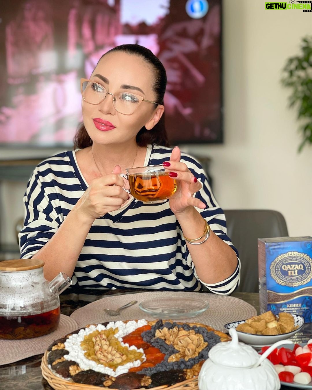 Bayan Alaguzova Instagram - Открыла для себя премиальный сорт чая "QAZAQ ELI". Он выращен на чайных плантациях Кении, доставлен и упакован на фабрике компании @kazakh_national_brands. Дизайн пачки сразу приковывает внимание: благородный темно-синий цвет, золотистые орнаменты и петроглифы, а вокруг основного логотипа расположены названия всех казахских родов – РУ. При заваривании чай дает крепкий терпкий вкус, насыщенный аромат и цвет темного янтаря. Кстати, "черный" цвет, к которому привык наш народ, к высокому качеству никакого отношения не имеет. Настоящий чай должен быть янтарным! Компания @kazakh_national_brands производит листовой, гранулированный и пакетированные чаи «QAZAQ ELI», «Шаңырақ» и «Чайничек» - хороший, качественный продукт премиум и эконом сегмента. Фото всех торговых марок выложу в карусель, и вы будете знать, что искать в магазине. Если же вы, не найдете этот чай в магазинах своего города, не поленитесь и попросите продавцов заказать его. Поверьте, он очень быстро появиться в магазине. Мы занимаем 10 место в мире по потреблению чая и продавать его - очень выгодное дело. Став партнером компании @kazakh_national_brands вы будете частью прибыльного бизнеса и дадите возможность каждому казахстанцу попробовать настоящий чай! Кстати, прямо сейчас компания разыгрывает годовой запас чая! Переходите на страничку @kazakh_national_brands и попытайте удачу! #чай #сделановказахстане #tea #madeinkz