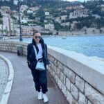 Bayan Alaguzova Instagram - Я совсем не завистливый человек, но так хочется жить как в Европе, где каждый сантиметр земли излюблен людьми, где везде цветут цветы, и каждый камешек положен с такой заботой, где все тебе улыбаются, и обожают животных и детей, где эстетика ровно с этикой на каждом шагу, где официанты и таксисты с таким благородством обслуживают, и всегда строго в выглаженных костюмах. Ох уж эта Франция! Шампанское и море 🥰 La Mère Germaine Restaurant Villefranche