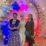 Bayan Alaguzova Instagram - Мы с Жанар молодые бабушки, а наши красавицы дочки счастливые мамочки 😍