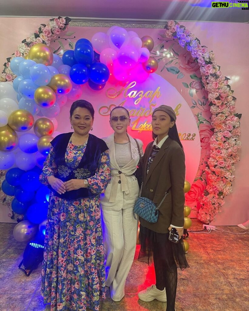 Bayan Alaguzova Instagram - Мы с Жанар молодые бабушки, а наши красавицы дочки счастливые мамочки 😍
