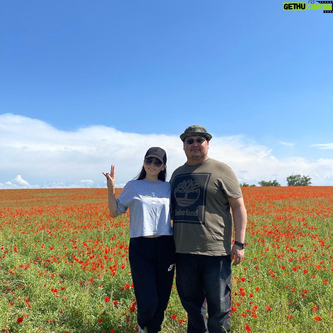 Bayan Alaguzova Instagram - Шикарная локация для съёмок, маковые поля не ждут, надо запечатлеть. Обожаю работать с Аскаром, надеюсь наше новое творение найдёт своего зрителя?!