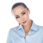 Bayan Alaguzova Instagram - Мне часто пишут, да и говорят «вы так изменились» да - это так! И поверьте мне самой далеко не радостно, что я так изменилась. Изменилась внешне, изменилась быть может и внутренне. Внешний фактор всегда имел для меня особое значение, моя профессия, мой хлеб, моя внешность, мое лицо. Но жизнь штука непредсказуемая, говорят «никогда не говори никогда», я говорила «никогда не изменю свою внешность» меня слишком все устраивало. За шесть лет мне пришлось сделать восемь операций; мне нужно было спасать себя, спасать свою душу, спасать своё истерзанное и изуродованное лицо. Я сделала все возможное, и очень хочу остановиться, но глаз как болел так и болит, слезится, реагирует просто на все - я не могу читать более десяти минут, я не могу фотографироваться и долго стоять под софитами, я не могу смотреть на яркий свет - очки стали продолжением моего лица. И я хочу сказать людям, которые хотят ранить и так истерзанное «Да, я изменилась, да мне пришлось, да я раньше была другая, совсем другая» мне не нужно жалости и сострадания - это мой путь, это мой выбор, и это моя жизнь! Благодарю за фото замечательного фотографа Андрея Никольского @anikolskiy