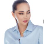 Bayan Alaguzova Instagram - Мне часто пишут, да и говорят «вы так изменились» да - это так! И поверьте мне самой далеко не радостно, что я так изменилась. Изменилась внешне, изменилась быть может и внутренне. Внешний фактор всегда имел для меня особое значение, моя профессия, мой хлеб, моя внешность, мое лицо. Но жизнь штука непредсказуемая, говорят «никогда не говори никогда», я говорила «никогда не изменю свою внешность» меня слишком все устраивало. За шесть лет мне пришлось сделать восемь операций; мне нужно было спасать себя, спасать свою душу, спасать своё истерзанное и изуродованное лицо. Я сделала все возможное, и очень хочу остановиться, но глаз как болел так и болит, слезится, реагирует просто на все - я не могу читать более десяти минут, я не могу фотографироваться и долго стоять под софитами, я не могу смотреть на яркий свет - очки стали продолжением моего лица. И я хочу сказать людям, которые хотят ранить и так истерзанное «Да, я изменилась, да мне пришлось, да я раньше была другая, совсем другая» мне не нужно жалости и сострадания - это мой путь, это мой выбор, и это моя жизнь! Благодарю за фото замечательного фотографа Андрея Никольского @anikolskiy