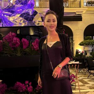 Bayan Alaguzova Instagram - Общество где «мужчина всегда прав» никогда не будет здоровым?! В парламенте где 90 процентов мужчин, никогда не будет справедливости в отношении женщин. Мы живем в патриархальном обществе, где мужчина всегда прав, а женщина сама виновата… Paris, France