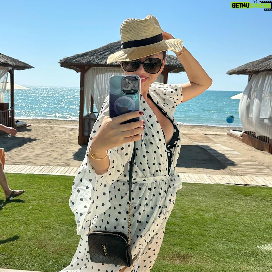 Bayan Alaguzova Instagram - Море! Женщина и горошек 🫛 Rixos Premium Belek