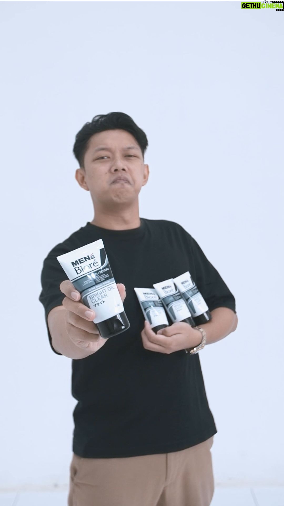 Bayu Skak Instagram - Hey rek, iki solusi kanggo awakmu kabeh sing kurang pede masalah rai kusem dan minyaken. Men’s Biore Bright Oil Clear duwe 5 in 1 keuntungan gawe awakmu #SiapTampilAwesome kapan ae nangdi ae