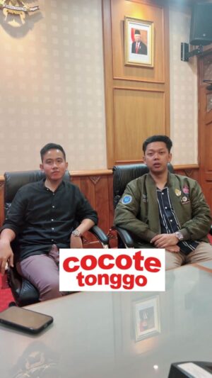Bayu Skak Instagram - Berkesempatan mengobrol kembali bersama Mas Gibran di Solo untuk segera memulai Lokadrama Cocote Tonggo. Bismillah nanti akan diadakan pula audisi baik pemain dan kru yang dari kota Solo dan sekitarnya. Upaya ini adalah untuk semakin nyata desentralisasi, jadi yang ada di luar Ibu Kota semakin merata dan berani untuk berdiri sendiri membuat karya yang mengakar rumput dari kedaerahannya masing-masing. Saya pun di sini mengucapkan Kulo Nuwun terhadap semua masyarakat Kota Solo, semoga karya Lokadrama yang satu ini nanti akan menjadi karya yang juga bisa mengangkat apa apa saja yang ada di Kota Solo, baik umkm, pariwisata dll🙏🏽
.
Saya minta izin juga untuk menyelesaikan Lokadrama Lara Ati S2 yang musti saya kelarkan sebelum memulai yang satu ini 😃🙏🏽 Tim penulis pun sudah memulai untuk meramu yang terbaik, karena kami pun harus riset bagaimana keseharian masyarakat Solo dengan sangat telilti. Agar Lokadrama Cocote Tonggo bisa jadi maksimal
.
PENDUNGANE SEDOYO NGGIH🙏🏽🙏🏽🙏🏽
#LokadramaCocoteTonggo #CocoteTonggo