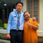 Bayu Skak Instagram - Potret Joko sing dipekso Bu Bandi kudu iso melbu kerjo sing kerjoane iso dipamer-pameno pas pkk karo ibu-ibu liyo. Iso didelok raine Joko sakjane nelongso ngelakoni nyambut gawe sing duduk karepe . Nantikan @laraati Lokadrama season 2! Saksikan keterusan ceritone Joko karo Bu Bandi. Saiki sek proses shooting Bismillah lancar!
